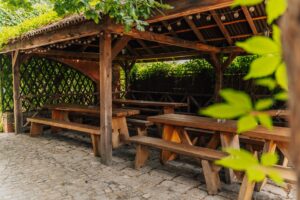 altana z drewnianymi ławkami