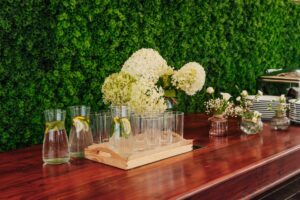 stół z kwiatami oraz zastawą