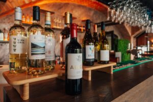 butelki wina ustawione na barze