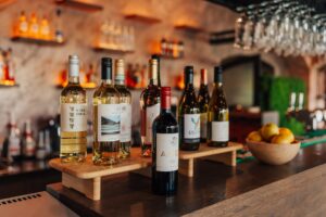 butelki wina ustawione na barze