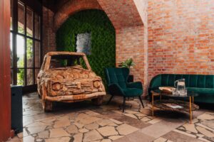 figura samochodu zrobiona z drewna, loftowe wnętrze lobby