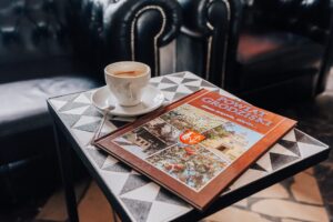 filiżanka i książka na stoliku kawowym