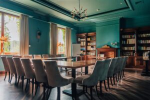 sala konferencyjna urządzona w klasycznym stylu