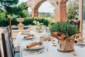 zbliżenie na udekorowany stół, w tle fontanna