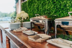 talerze, sztućce, urządzenia grzewcze