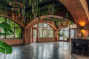 klimatyczna sala z ceglanymi łukami