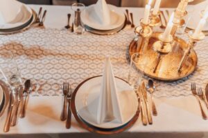 uroczyście przygotowany stół