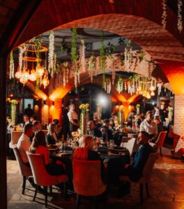 przyjęcie w restauracji sphinx, ludzie przy okrągłych stołach