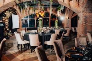 restauracja przygotowana na imprezę okolicznościową